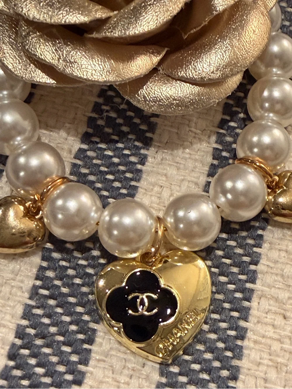 CHANEL Beaute VIP/ GWP Gold Camellia Pearl and Ribbon Keyring Charm 🖤💛🖤💛